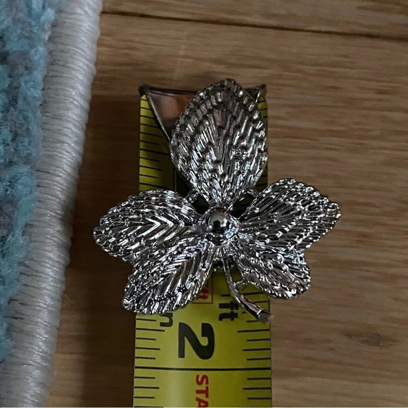 Gerrys Signed Vintage Silver Tone Leaf Brooch  Pin - Picture 7 of 7